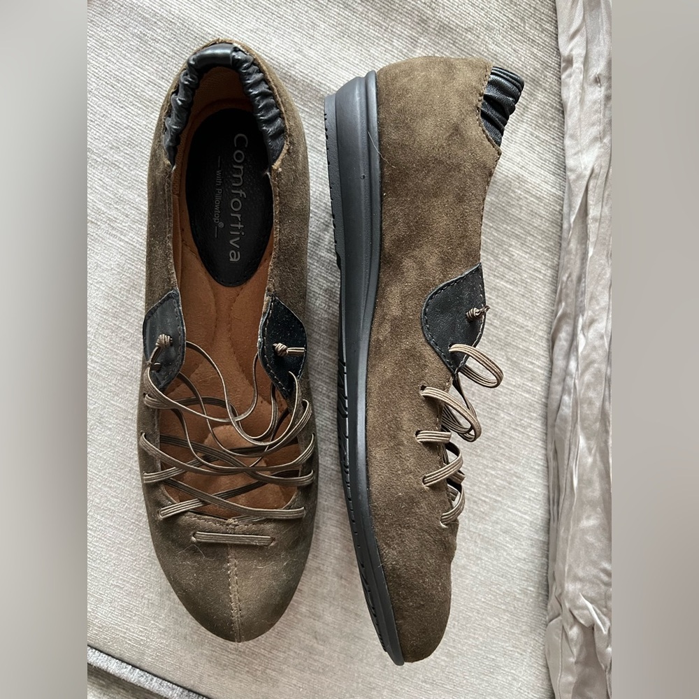 Comfortiva with Pillowtop - olive suede flats. Sz 7.5